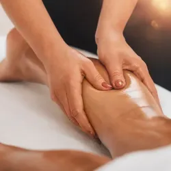 Masaje de piernas cansadas