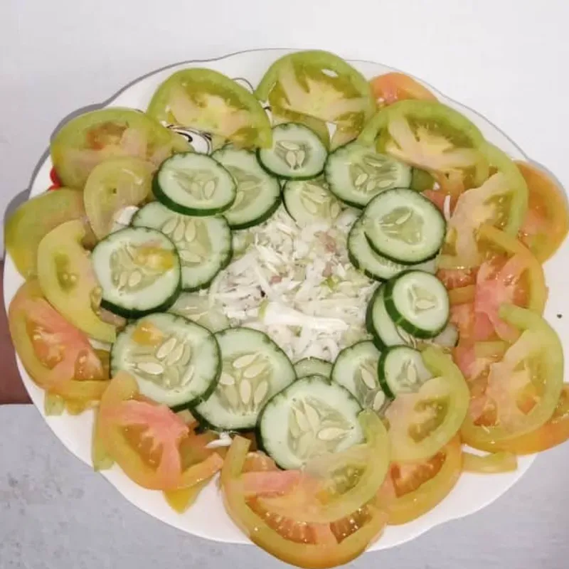 Ensalada mixta de tomates y verduras.