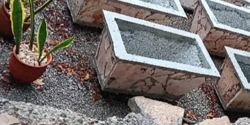 Macetas rectangulares vacías de lajas