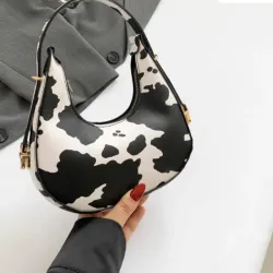 Cartera blanca y negra