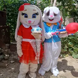 Bunny y Rosy con una panetela y globos 