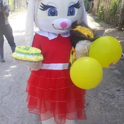 Rosy con una panetela y globos 