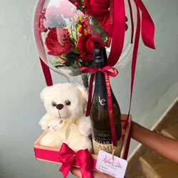 Caja con botellas y oso 