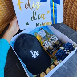 Caja con gorra y cervezas