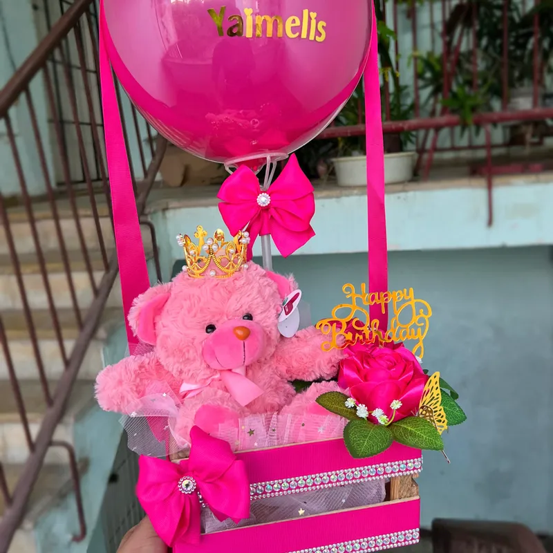 Caja con oso y rosas 