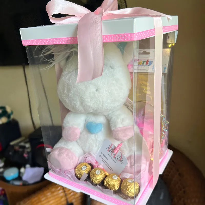 Caja con peluche