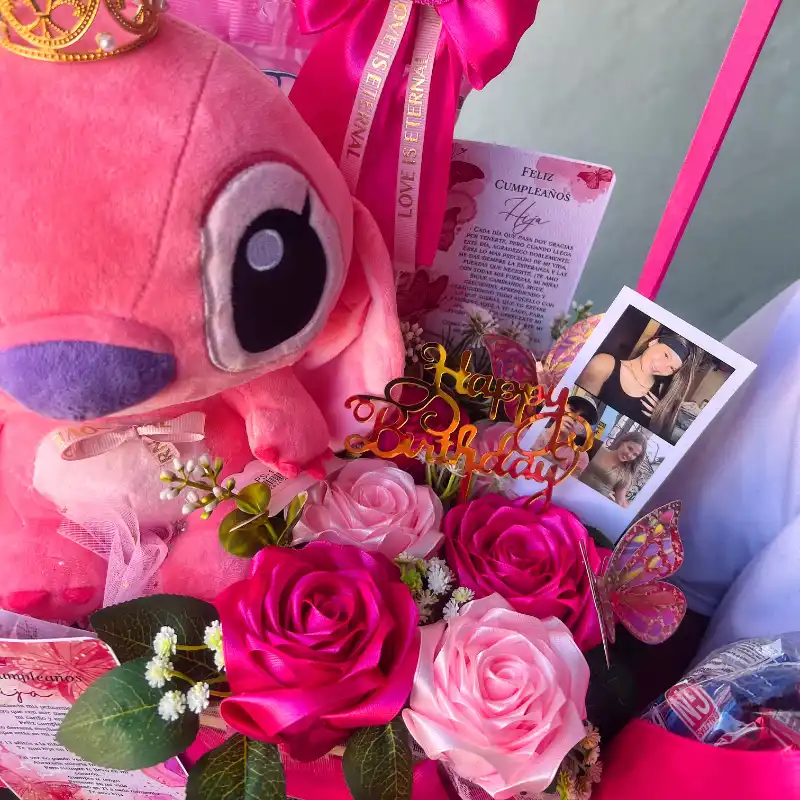 Caja con peluche y Java de chucherias 