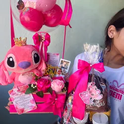 Caja con peluche y Java de chucherias 