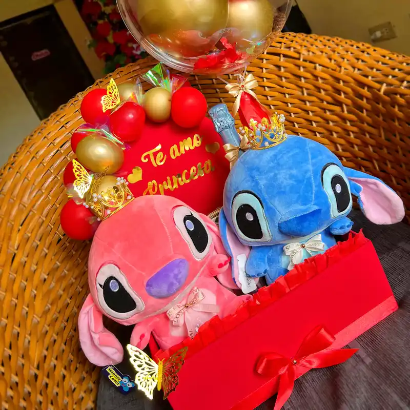 Caja con Stich y Ángela 