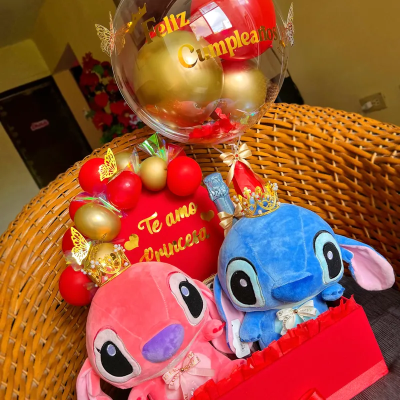 Caja con Stich y Ángela 