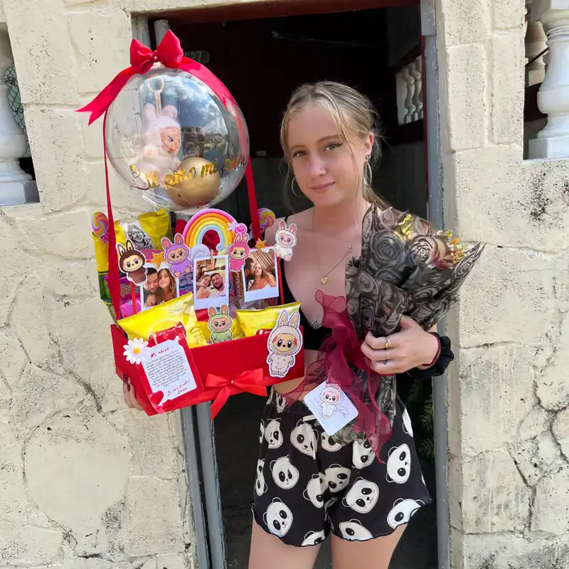 Caja de Labubu con Ramo 