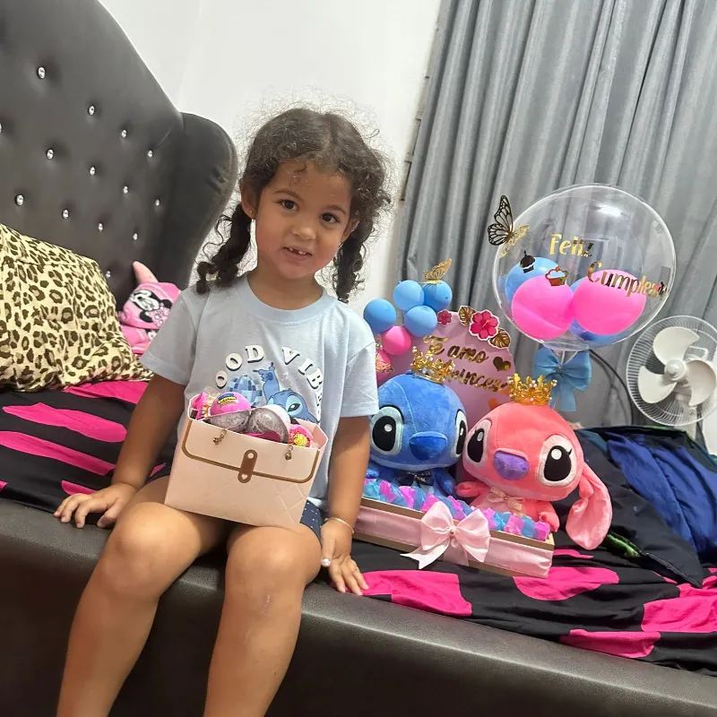 Caja de pareja de Stich y Ángela con cartera de Chuches