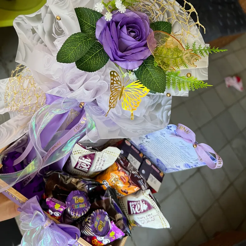 Caja de rosa con chuches