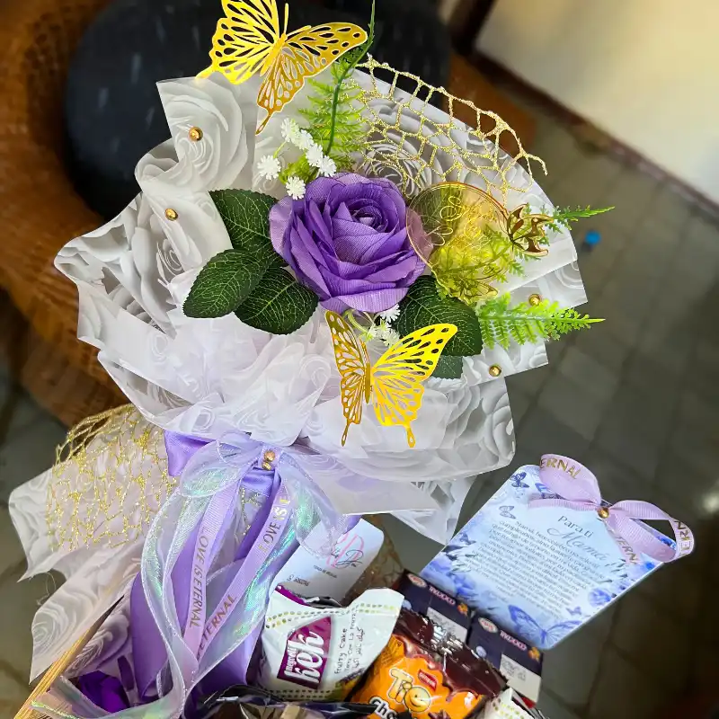 Caja de rosa con chuches