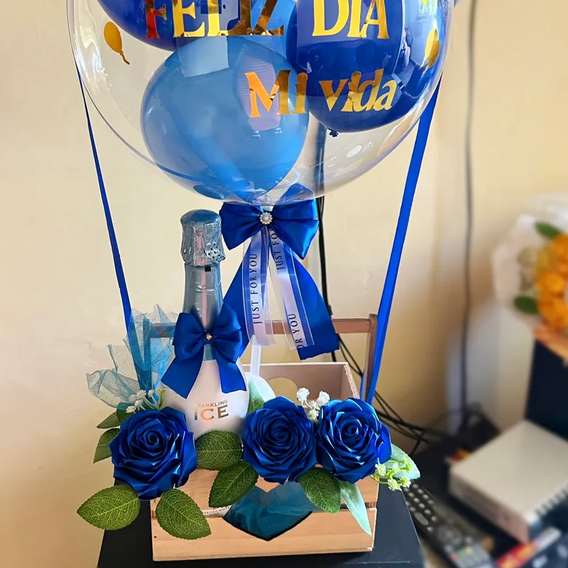 Caja decorada con vino 