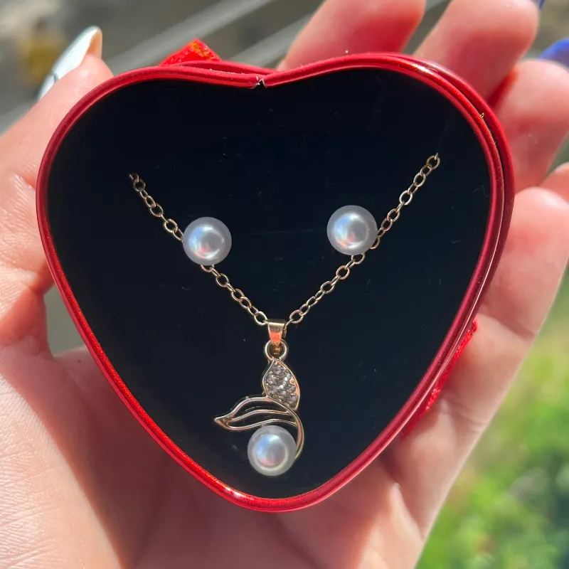 Juego de aretes y cadena