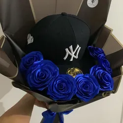 Ramo con Gorra y rosas