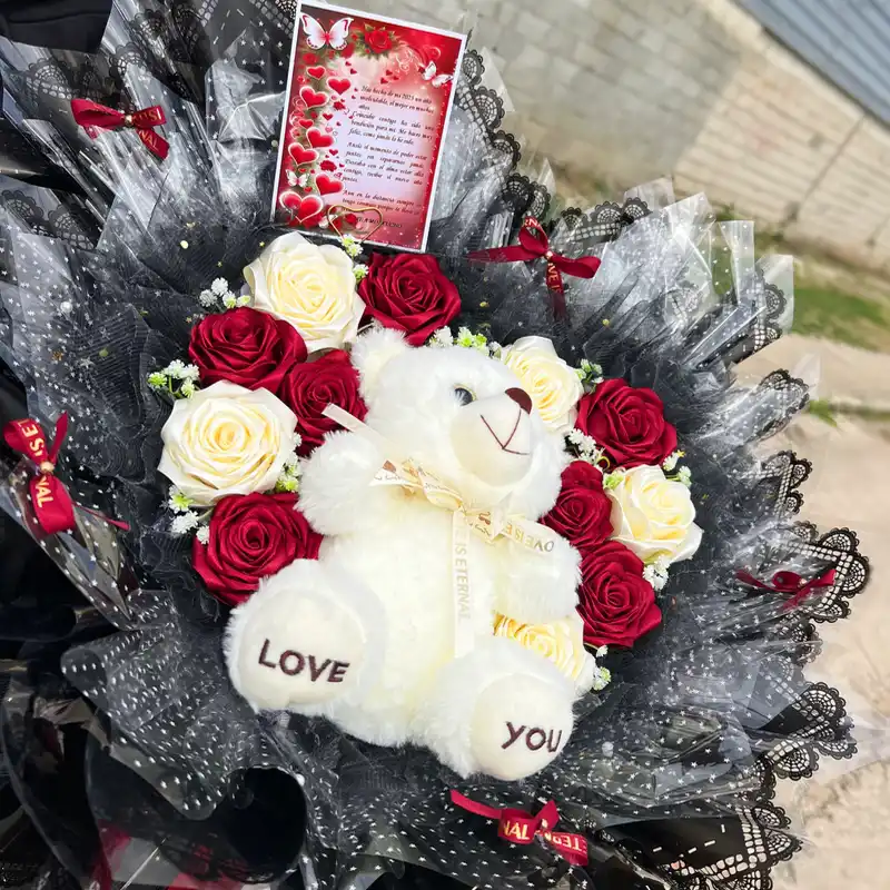 Ramo de 12 rosas con peluche 