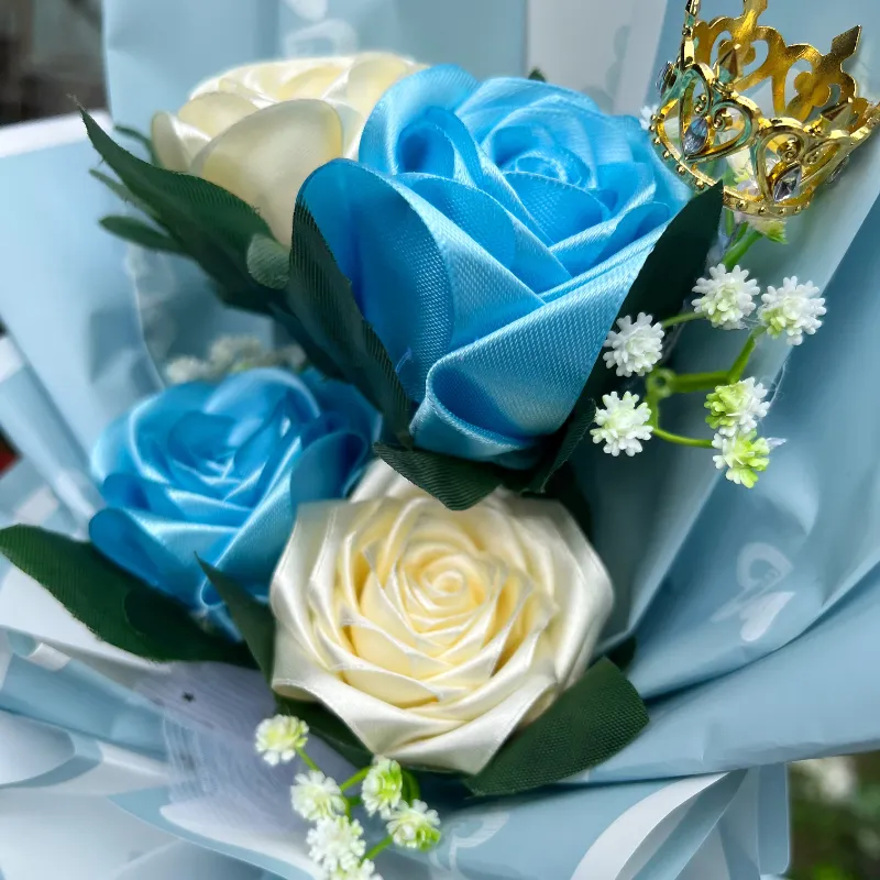 Ramo de 4 rosas con coronita