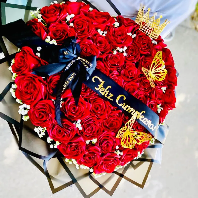 Ramo de 57 rosas en forma de corazón 