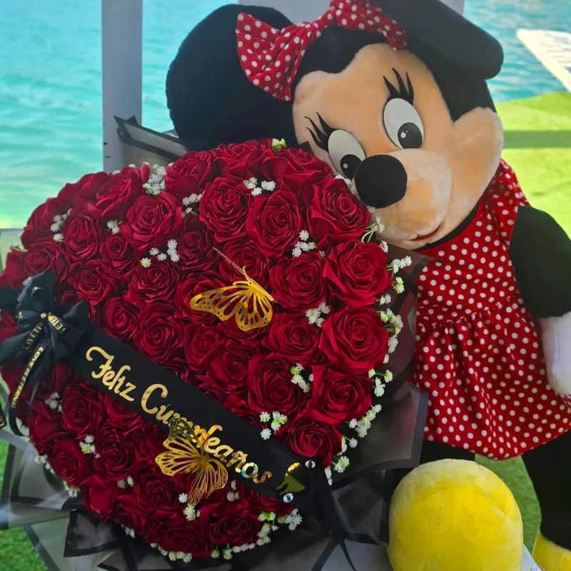 Ramo de 57 rosas en forma de corazón 