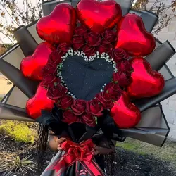Ramo de globos con rosas