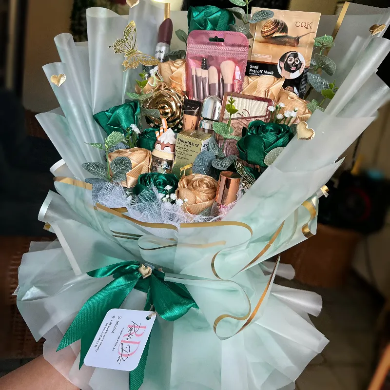 Ramo de maquillaje con rosas