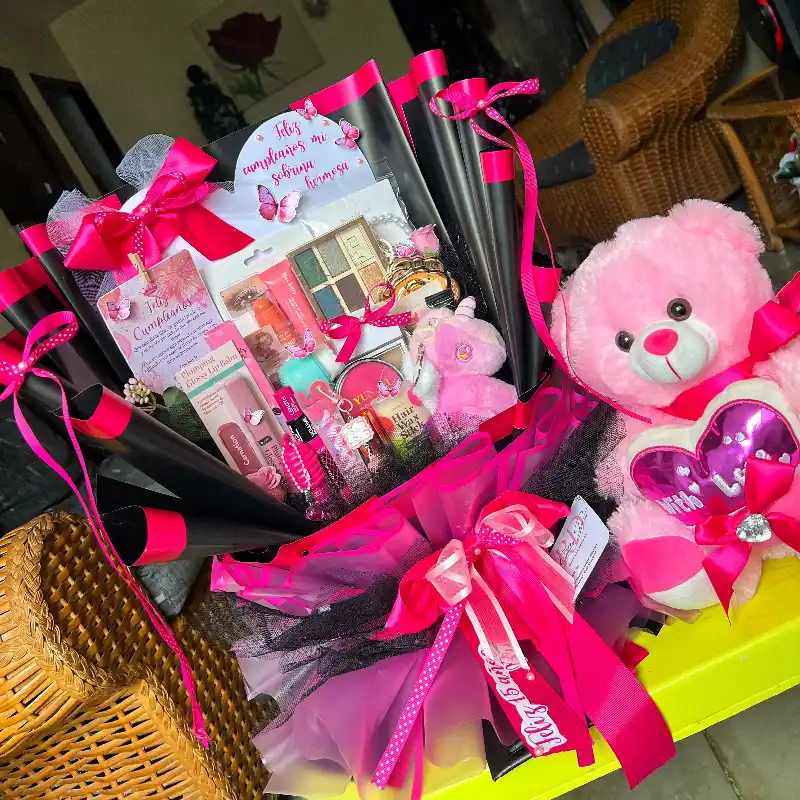 Ramo de maquillaje y peluche