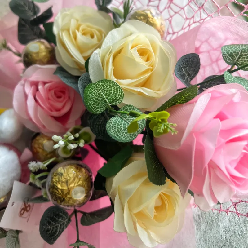 Ramo de rosas realistas 