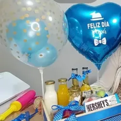 Caja decorada con regalos y globos