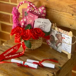 Cesta con rosas surtida