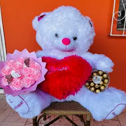 Peluche gigante, rosas y Ferreros