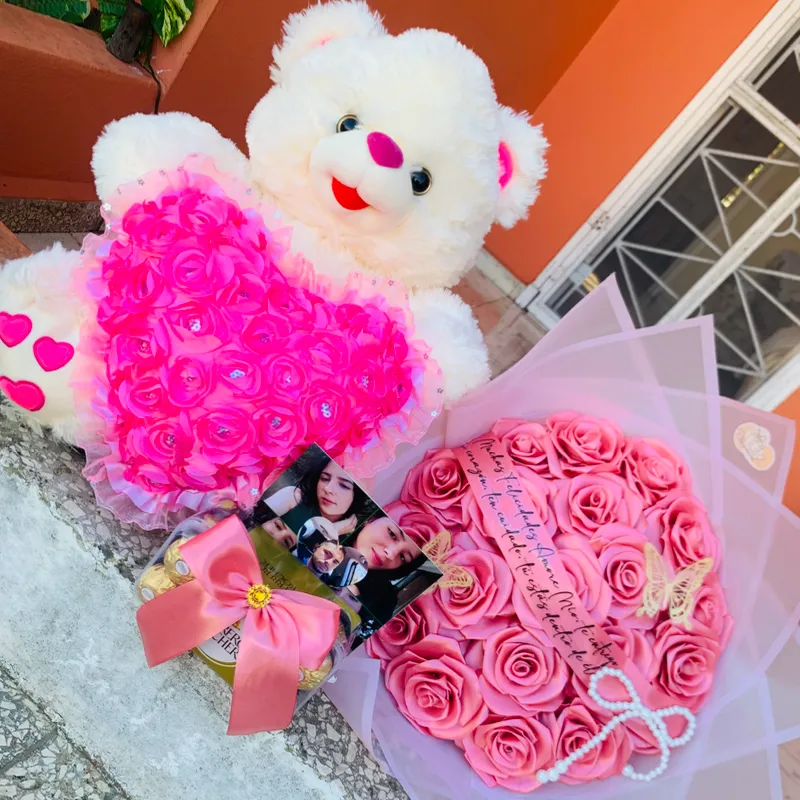 Peluche, rosas y ferreros