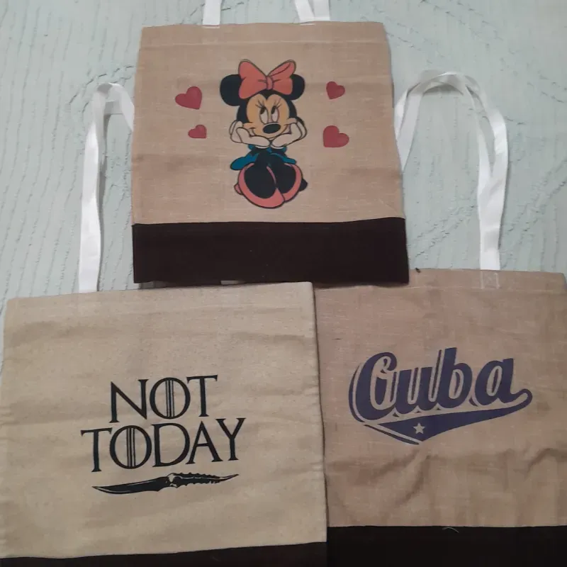 Bolsos con diseños en stock 