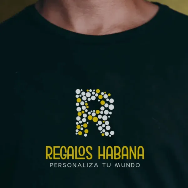 En nuestro emprendimiento transformamos objetos cotidianos en piezas únicas y memorables. Personalizamos jarras, pullovers, delantales, llaveros, bolsas, gorras y mucho más, utilizando técnicas como la sublimación y el vinilo textil. Además, damos vida a tus celebraciones con papelería creativa en 3D, como caketoppers y detalles decorativos hechos con amor y precisión. Cada artículo es diseñado pensando en ti, para que refleje tu estilo, tus ideas y tus momentos especiales.