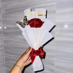 Rosa sencilla con papel