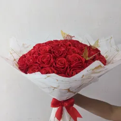 Ramo de 50 Rosas con 4 Mariposas