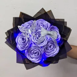 Ramo de 7 Rosas con Luces, Lazo y Mariposa