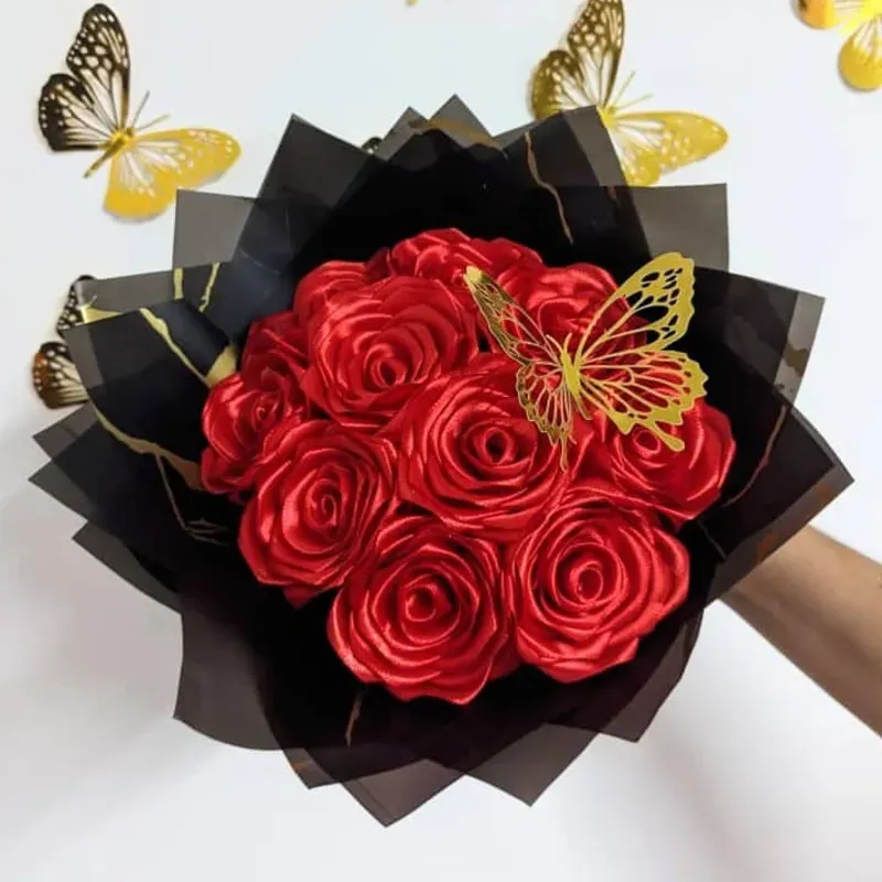 Ramo de 10 Rosas con Mariposa