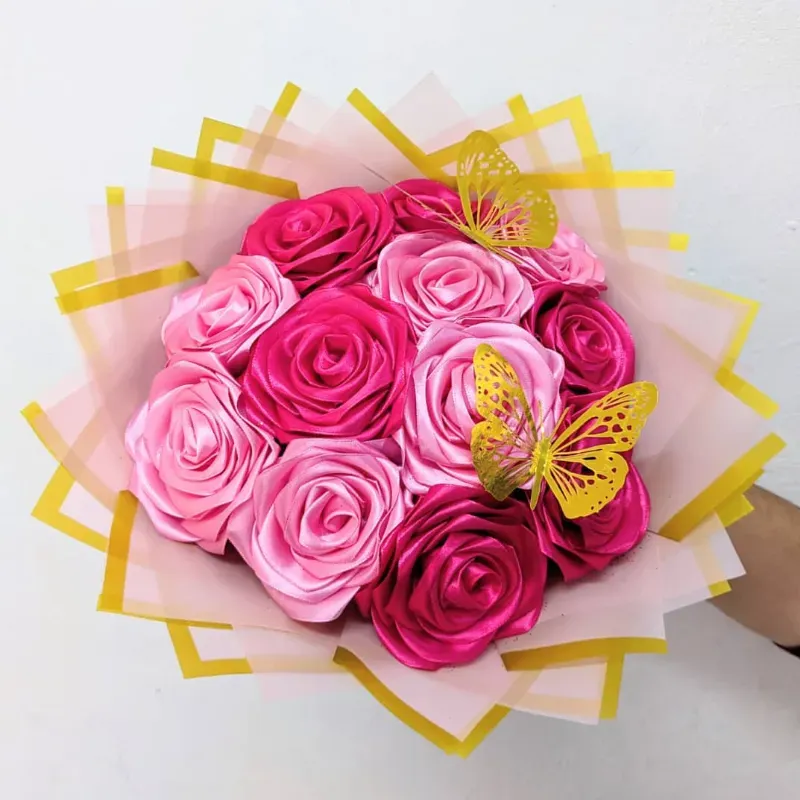 Ramo de 12 Rosas con 2 Mariposas