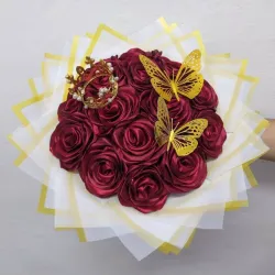 Ramo de 15 Rosas con Mini Corona y 2 Mariposas 