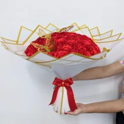 Ramo de 50 Rosas con 3 Mariposas