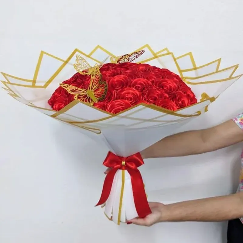Ramo de 50 Rosas con 3 Mariposas