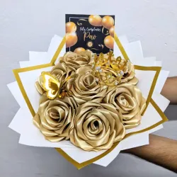 Ramo de 7 Rosas con Mini Corona, Mariposa y Postal