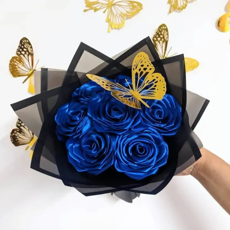 Ramo de 7 Rosas con Mariposa