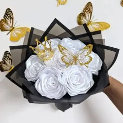 Ramo de 7 Rosas con Mini Corona y Mariposa