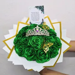 Ramo de 15 Rosas con Tiara, Mariposa y Postal