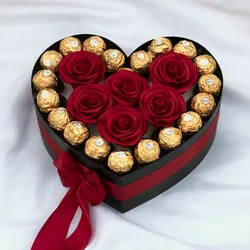 Caja con rosas y bombones por los bordes 