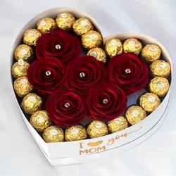 Caja con rosas y bombones por los bordes 