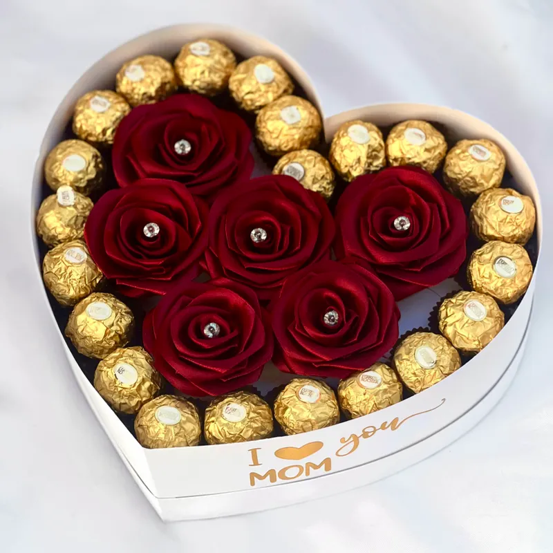 Caja con rosas y bombones por los bordes 